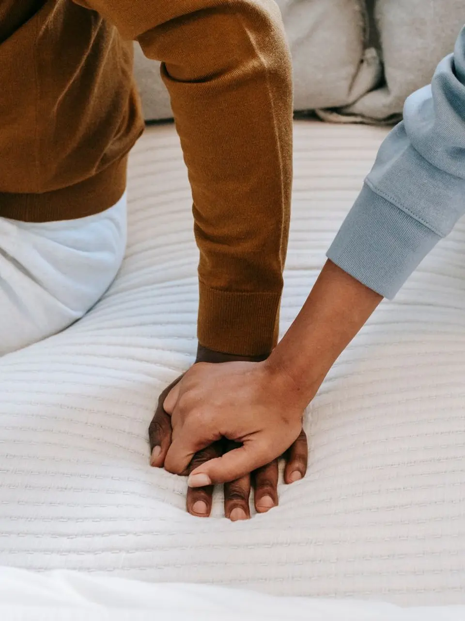 Casal de mãos dadas, retomando a conexão