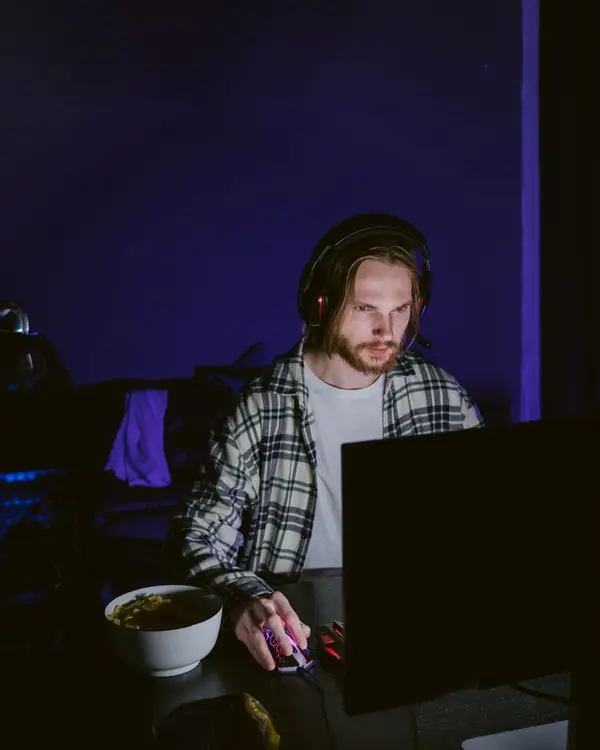 Homem jogando on-line de madrugada
